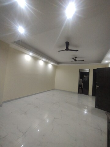Room in 3 BHK Builder Floor at Plaza Mall, Sector 28 – for Rent