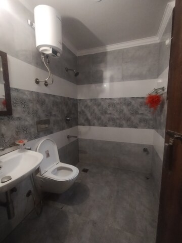 Bathroom in 2 BHK Builder Floor at DLF City Gurgaon, Sector 27 – for Rent