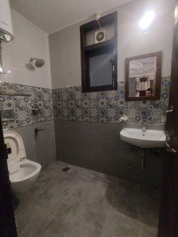 Bathroom in 2 BHK Builder Floor at DLF City Gurgaon, Sector 27 – for Rent