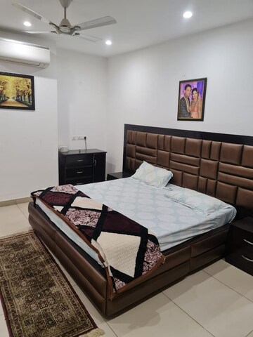 Bedroom in 3 BHK Builder Floor at Sushant Vyapaar Kendra, Sector 43 – for Rent