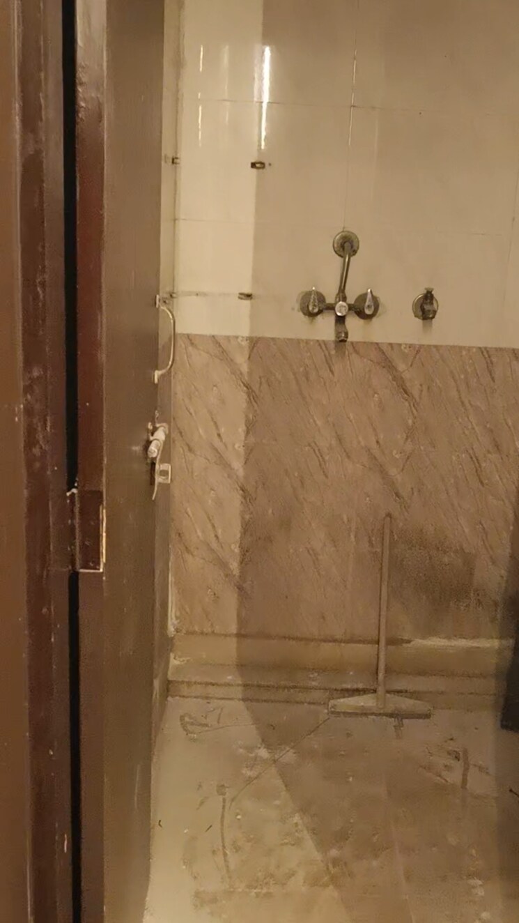 Bathroom, shalimar garden extension ii 3 Bedroom 1000 Sq.Ft. Builder Floor In Shalimar Garden Extension ii Ghaziabad 8323200