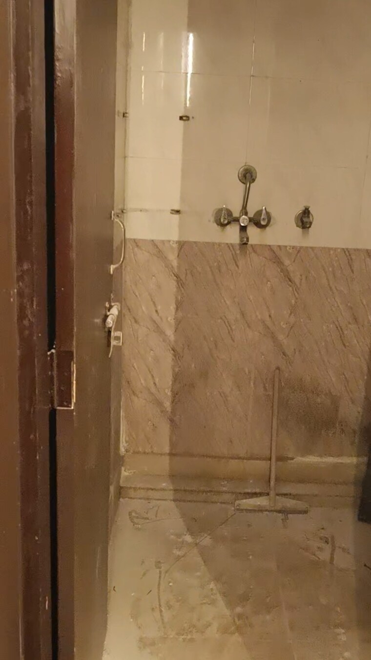 Bathroom, shalimar garden extension ii 3 Bedroom 1000 Sq.Ft. Builder Floor In Shalimar Garden Extension ii Ghaziabad 8323200