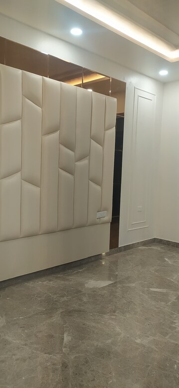 Room in 4 BHK Builder Floor at Sector 89 – for Sale