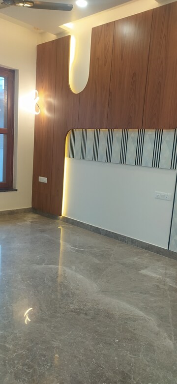 Room in 4 BHK Builder Floor at Sector 89 – for Sale
