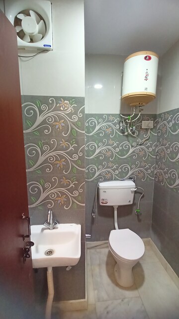 Master Bedroom in 1 BHK Builder Floor at Malviya Nagar – for Rent