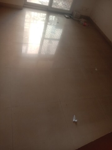 Room in 3 BHK Apartment at Mahagun Mywoods, Sector 16c Greater Noida – for Rent