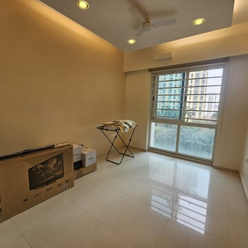 Room in 4 BHK Apartment at Sheth Vasant Lawns, Oswal Park – for Rent
