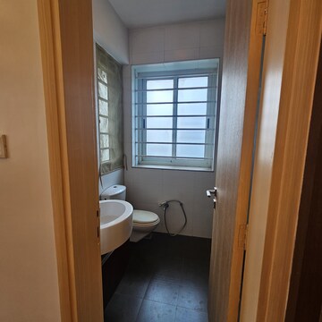Room in 4 BHK Apartment at Sheth Vasant Lawns, Oswal Park – for Rent