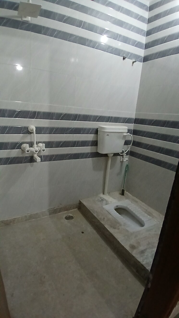 Bathroom, jogabai extension 2 Bedroom 495 Sq.Ft. Apartment In Jogabai Extension Delhi 8323410