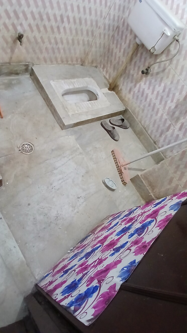Bathroom, jogabai extension 2 Bedroom 450 Sq.Ft. Apartment In Jogabai Extension Delhi 8323412