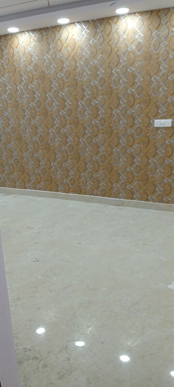 Room in 3 BHK Builder Floor at Govindpuri – for Rent