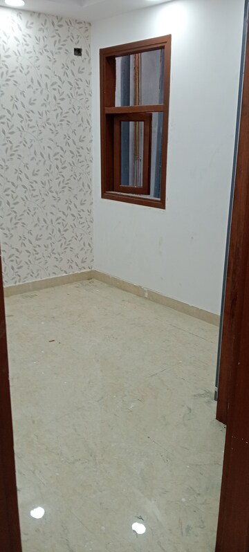 Room in 3 BHK Builder Floor at Govindpuri – for Rent