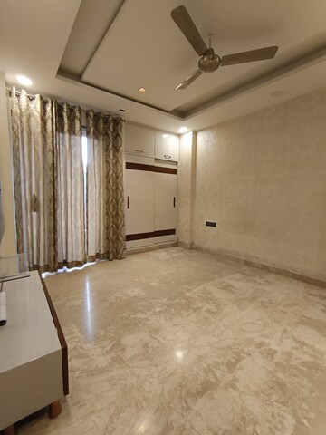 Room in 3.5 BHK Builder Floor at Paschim Vihar – for Rent