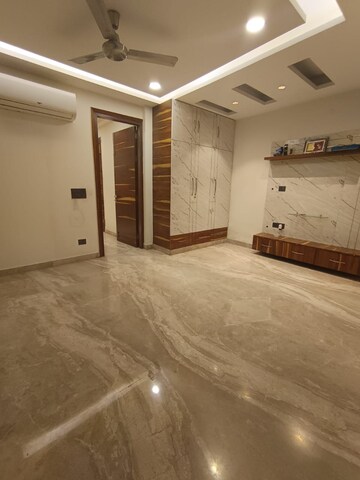Room in 3.5 BHK Builder Floor at Paschim Vihar – for Rent
