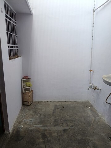 Room in 2 BHK Apartment at Aliganj – for Rent