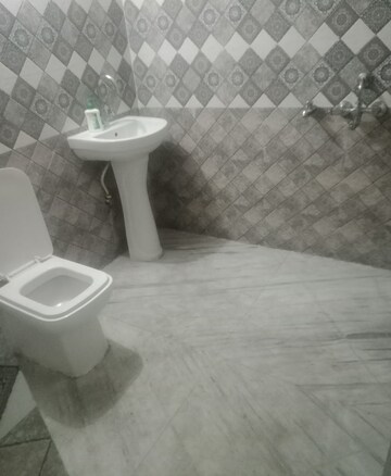 Bathroom in 1 BHK Villa at Aliganj – for Rent