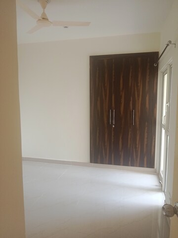 Room in 2 BHK Apartment at Jaypee Greens Aman, Sector 151 – for Rent