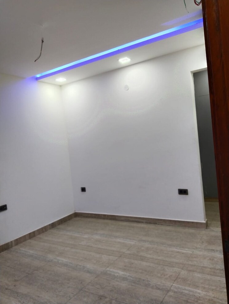 Room, bptp-parkland 5 Bedroom 500 Sq.Yd. Builder Floor In Sector 75 Faridabad 8324048