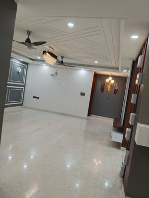 Room in 5 BHK Builder Floor at BPTP Parkland, Sector 75 – for Sale