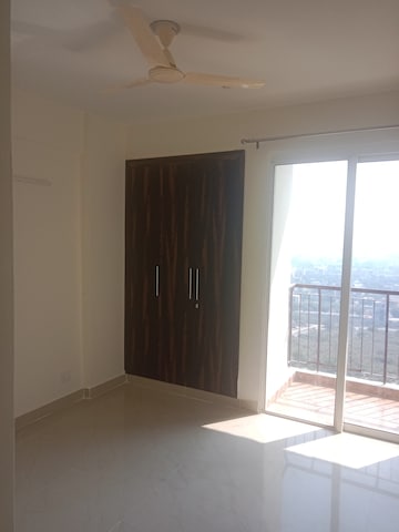 Room in 2 BHK Apartment at Jaypee Greens Aman, Sector 151 – for Rent