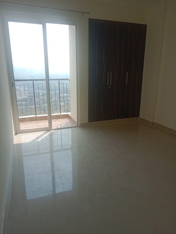 Room in 2 BHK Apartment at Jaypee Greens Aman, Sector 151 – for Rent