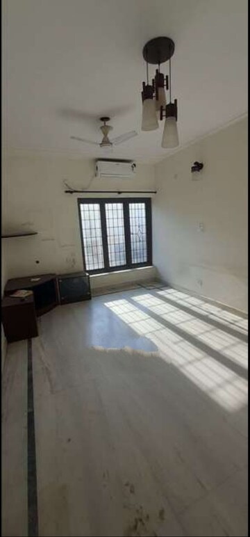 Room in 2 BHK Apartment at Vasant Kunj – for Rent