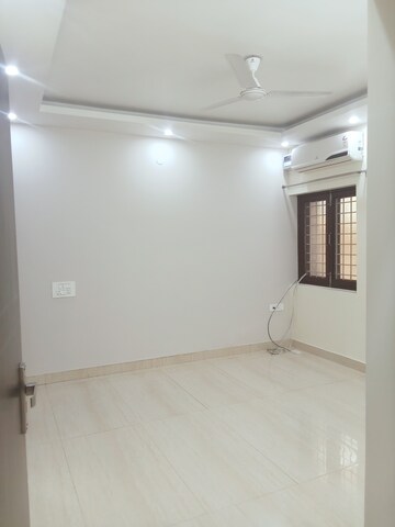 Room in 3 BHK Apartment at Vasant Kunj – for Rent