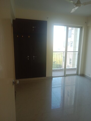 Room in 3 BHK Apartment at Jaypee Greens Aman, Sector 151 – for Rent
