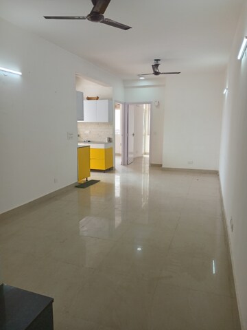 Room in 2 BHK Apartment at Suncity Avenue 76, Sector 76 – for Rent