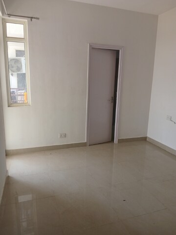 Room in 2 BHK Apartment at Suncity Avenue 76, Sector 76 – for Rent