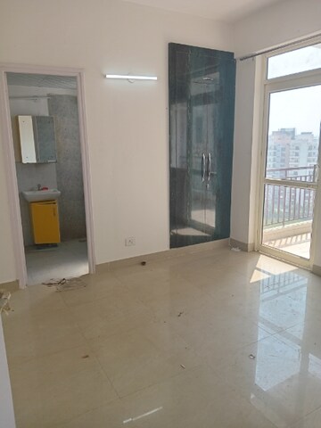Room in 2 BHK Apartment at Suncity Avenue 76, Sector 76 – for Rent