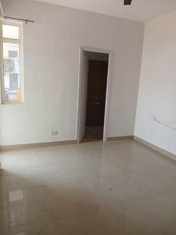 Room in 2 BHK Apartment at Suncity Avenue 76, Sector 76 – for Rent