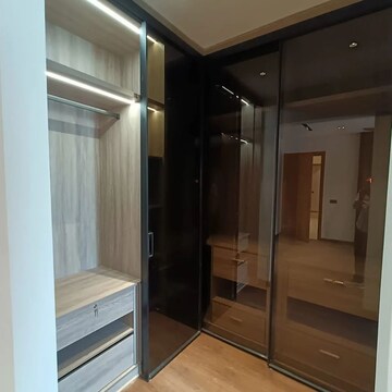 Room in 3.5 BHK Apartment at Ambience Island Lagoon, Sector 24 – for Sale