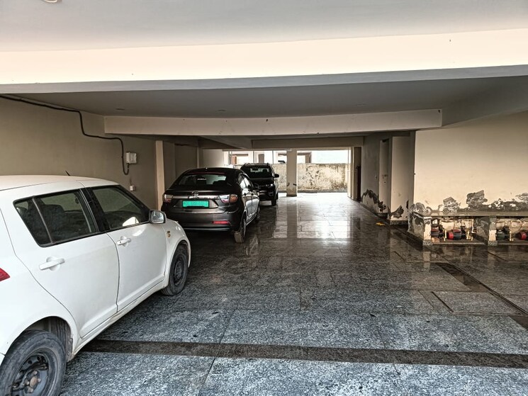  Parking, puri-kohinoor 3 Bedroom 150 Sq.Yd. Builder Floor In Sector 89 Faridabad 8324442