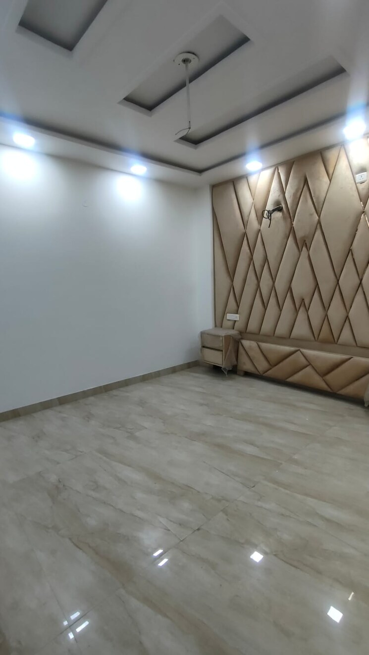 Room, rohini sector 24 3 Bedroom 1500 Sq.Ft. Builder Floor In Rohini Sector 24 Delhi 8324612