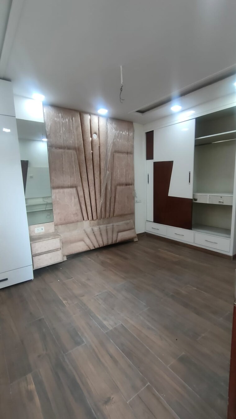 Room, rohini sector 24 3 Bedroom 1500 Sq.Ft. Builder Floor In Rohini Sector 24 Delhi 8324612