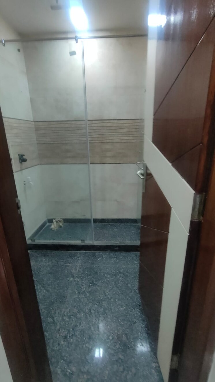 Bathroom, rohini sector 24 3 Bedroom 1500 Sq.Ft. Builder Floor In Rohini Sector 24 Delhi 8324612