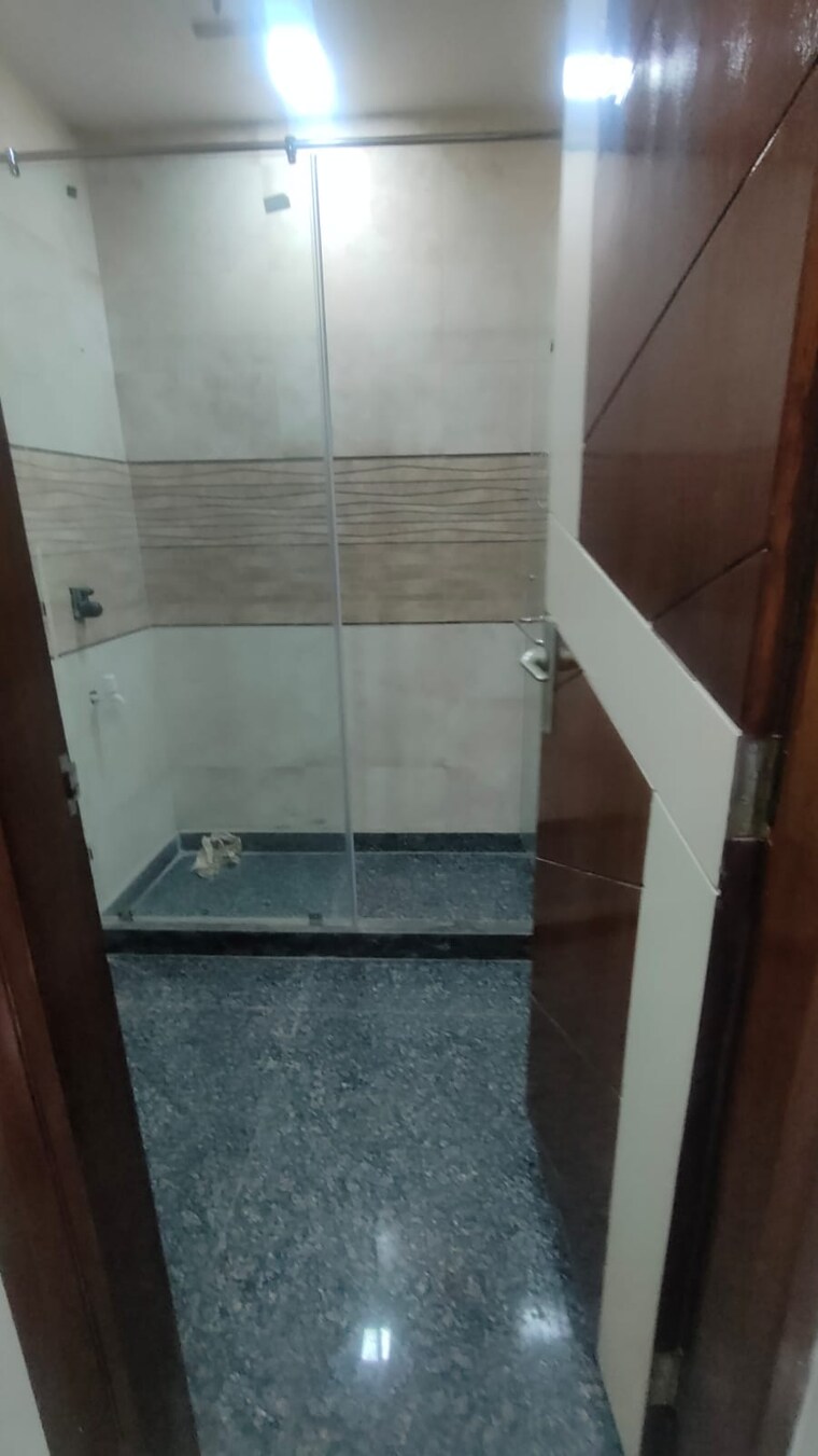 Bathroom, rohini sector 24 3 Bedroom 1500 Sq.Ft. Builder Floor In Rohini Sector 24 Delhi 8324612