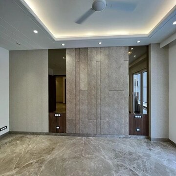 Room in 4 BHK Apartment at DLF The Primus, Sector 82a – for Sale