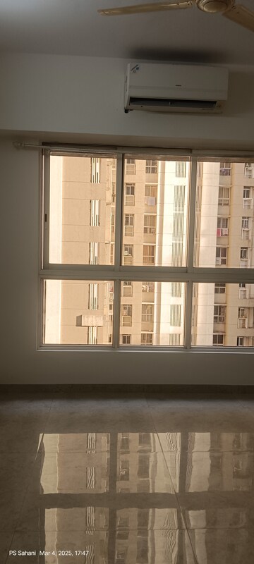 Room in 3 BHK Apartment at Lodha Amara, Kolshet Road – for Rent