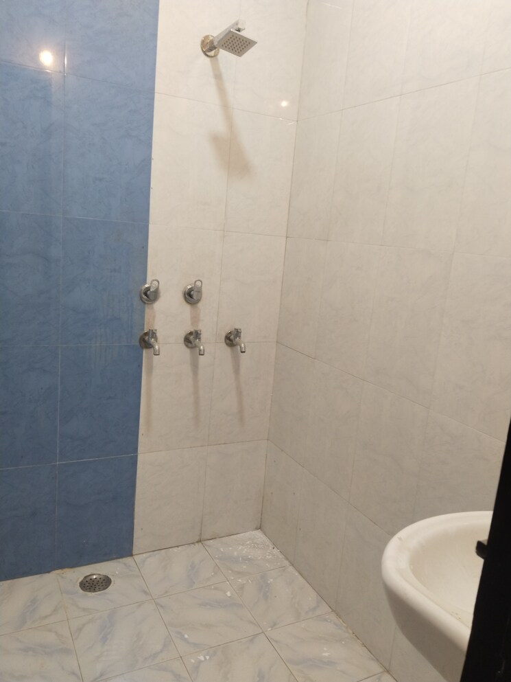 Bathroom, sector 42 3 Bedroom 1260 Sq.Ft. Builder Floor In Sector 42 Faridabad 8324858