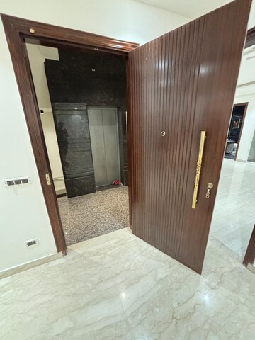 Building Lobby in 4 BHK Builder Floor at Srishti Greenfield Homes, Green Fields Colony – for Sale