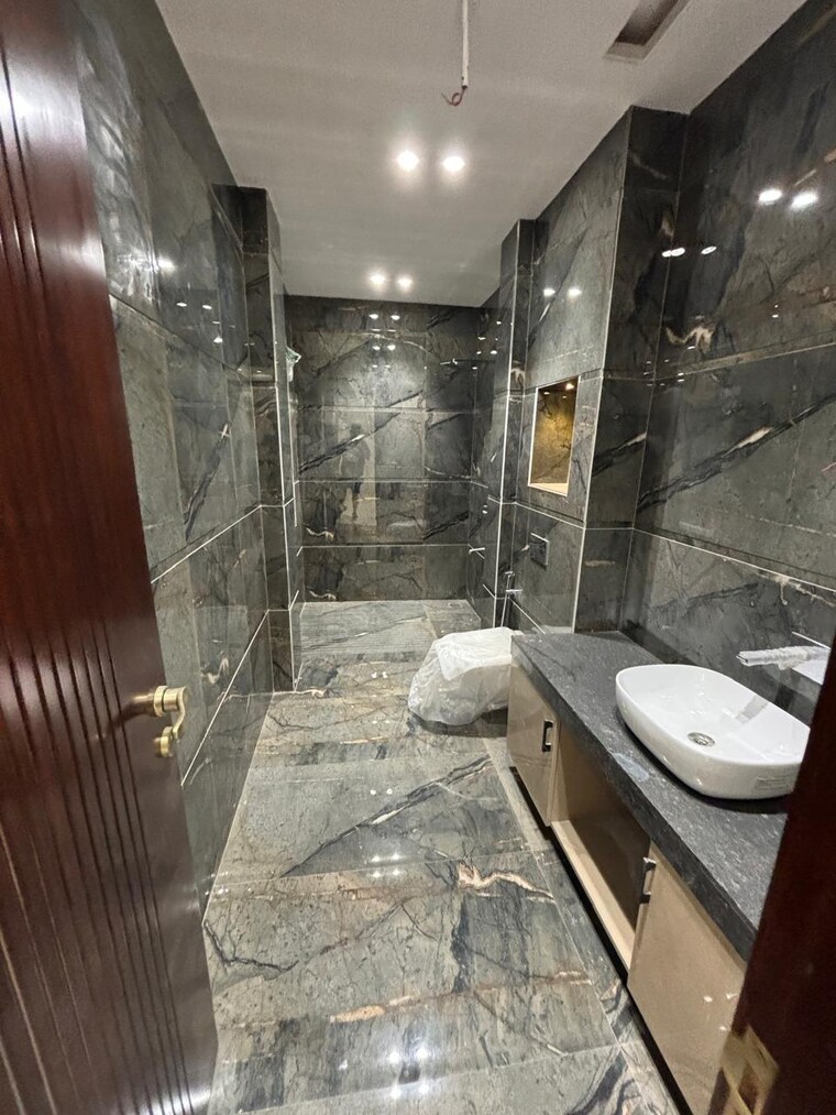 Bathroom, srishti-greenfield-homes 4 Bedroom 2500 Sq.Ft. Builder Floor In Green Fields Colony Faridabad 8324929