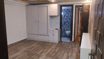 Room in 4 BHK Builder Floor at Srishti Greenfield Homes, Green Fields Colony – for Rent