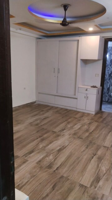 Room in 4 BHK Builder Floor at Srishti Greenfield Homes, Green Fields Colony – for Rent
