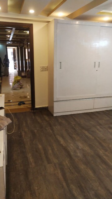 Room in 4 BHK Builder Floor at Srishti Greenfield Homes, Green Fields Colony – for Rent