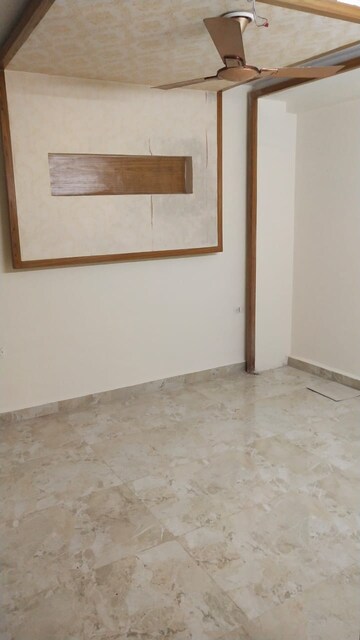 Room in 4 BHK Builder Floor at Srishti Greenfield Homes, Green Fields Colony – for Rent