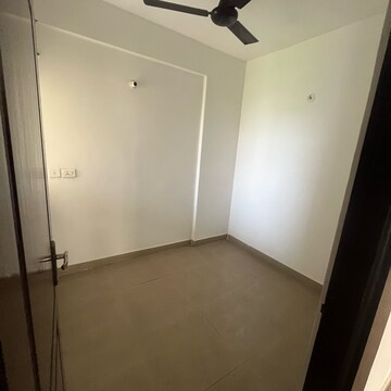 Room in 2.5 BHK Apartment at Nimbus The Hyde park, Sector 78 – for Rent