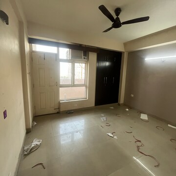 Room in 3 BHK Apartment at Supertech Cape Town, Sector 74 – for Rent