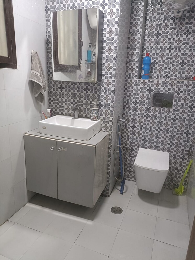 Bathroom, east of kailash 2 Bedroom 1200 Sq.Ft. Builder Floor In East Of Kailash Delhi 8326413